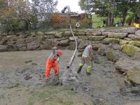 Der Schlamm wird abgesaugt.